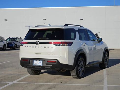Used 2024 Nissan Pathfinder SV image 4