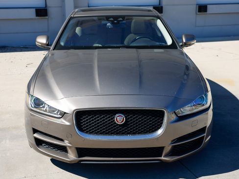 Used 2017 Jaguar XE Premium image 19