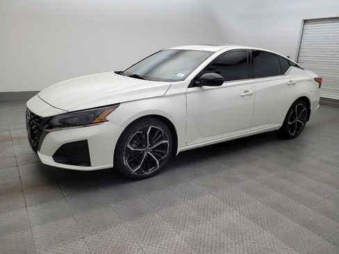 Used 2024 Nissan Altima 2.5 SR w/ SR Premium Package FWD image 2