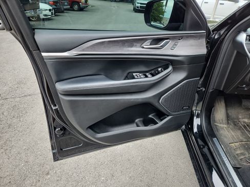 Used 2023 Jeep Grand Cherokee L Overland w/ Luxury Tech Group IV AWD/4WD image 16