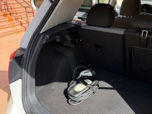 Used 2016 Volkswagen e-Golf SE w/ DC Fast Charging Package image 18