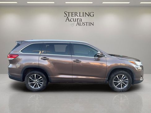 Used 2017 Toyota Highlander XLE image 4