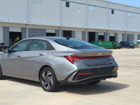 Used 2025 Hyundai Elantra Limited FWD image 8