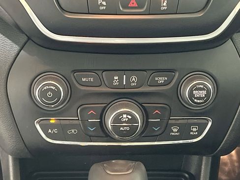 Used 2021 Jeep Cherokee Latitude Lux w/ Sun & Sound Group image 19