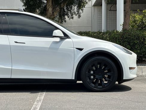 Used 2021 Tesla Model Y Long Range AWD/4WD image 32