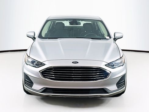 Used 2019 Ford Fusion SE FWD image 2