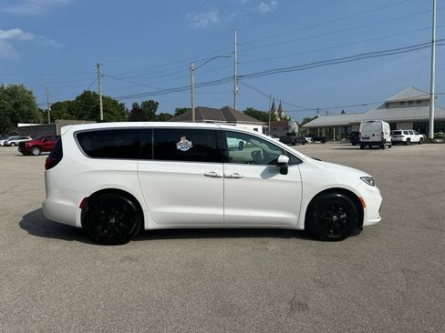 Used 2023 Chrysler Pacifica Touring-L FWD image 6