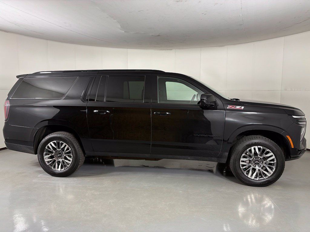 Used 2025 Chevrolet Suburban Z71 AWD/4WD image 9