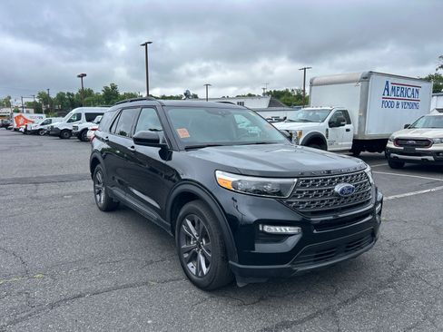 Used 2024 Ford Explorer XLT w/ Equipment Group 202A AWD/4WD image 3