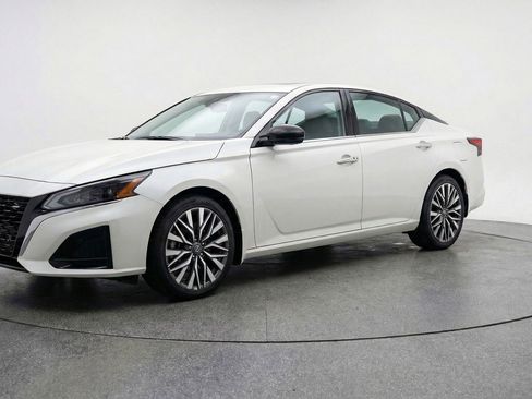 Used 2025 Nissan Altima 2.5 SV image 3