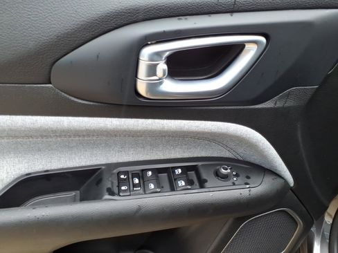 Used 2023 Jeep Compass Latitude image 14