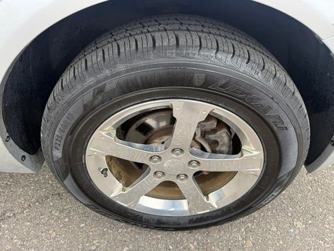Used 2012 Chevrolet Captiva Sport LT FWD image 12