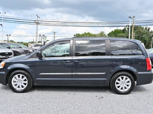 Used 2014 Chrysler Town & Country Touring FWD image 8