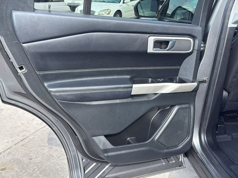 Used 2022 Ford Explorer XLT image 17