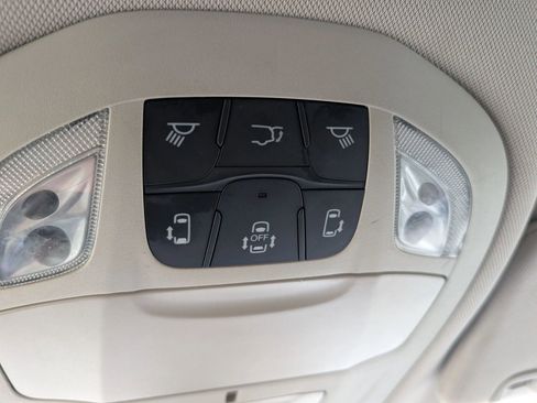 Used 2020 Chrysler Voyager Lxi image 10