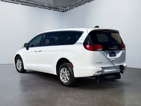 Used 2022 Chrysler Voyager LX image 8