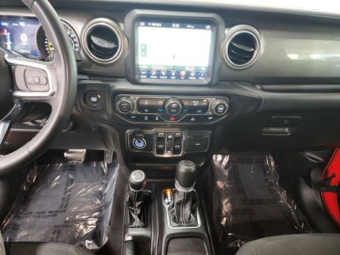 Used 2023 Jeep Wrangler Unlimited Sahara AWD/4WD image 15