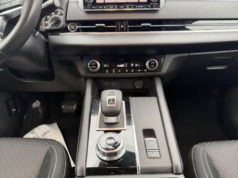 Used 2024 Mitsubishi Outlander ES image 15