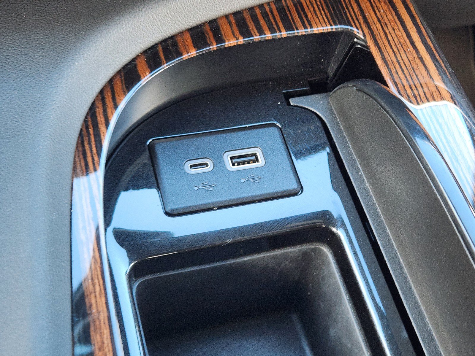 Certified 2023 Cadillac Escalade Premium Luxury w/ Performance Package AWD/4WD image 19