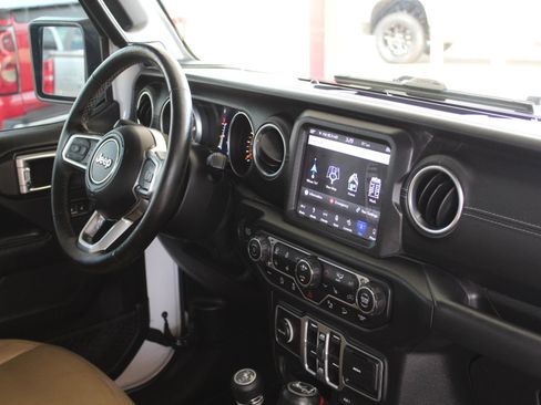 Used 2018 Jeep Wrangler Unlimited Sahara AWD/4WD image 15