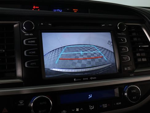 Used 2019 Toyota Highlander SE image 6