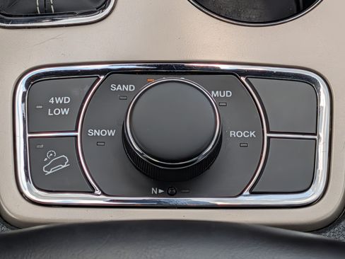 Used 2016 Jeep Grand Cherokee Limited AWD/4WD image 28