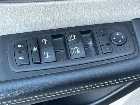 Used 2023 Chrysler Pacifica Touring-L image 13