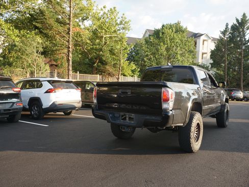 Used 2022 Toyota Tacoma TRD Sport w/ Technology Package AWD/4WD image 4