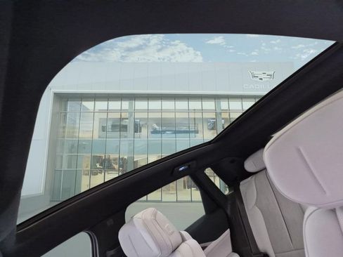 Certified 2024 Cadillac Lyriq Luxury AWD/4WD image 7
