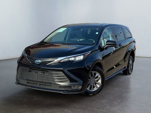 Used 2024 Toyota Sienna LE image 2