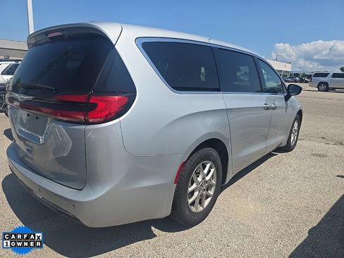 Used 2024 Chrysler Pacifica Touring-L FWD image 3
