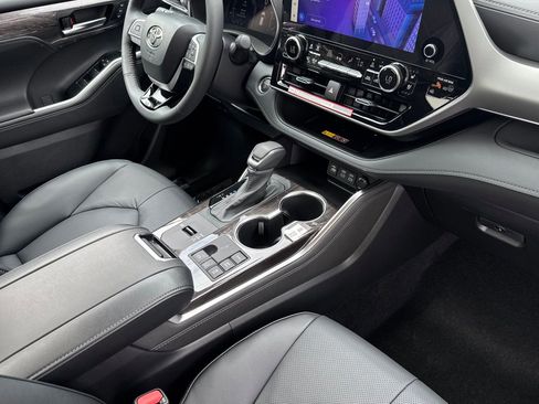 New 2026 Toyota Highlander Platinum AWD/4WD image 19