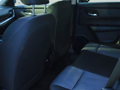 Used 2025 Nissan Rogue SV image 9