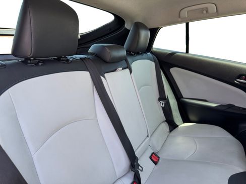 Used 2016 Toyota Prius Three Touring FWD image 18