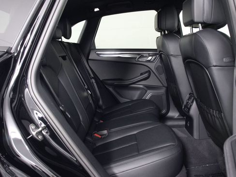 Certified 2026 Porsche Macan AWD/4WD image 32