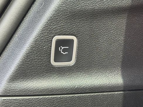 Used 2023 Chrysler Pacifica Pinnacle FWD image 7