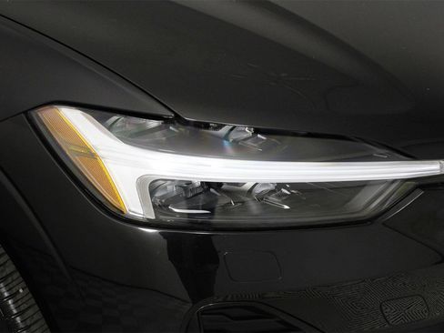 Certified 2025 Volvo XC60 B5 Core image 26