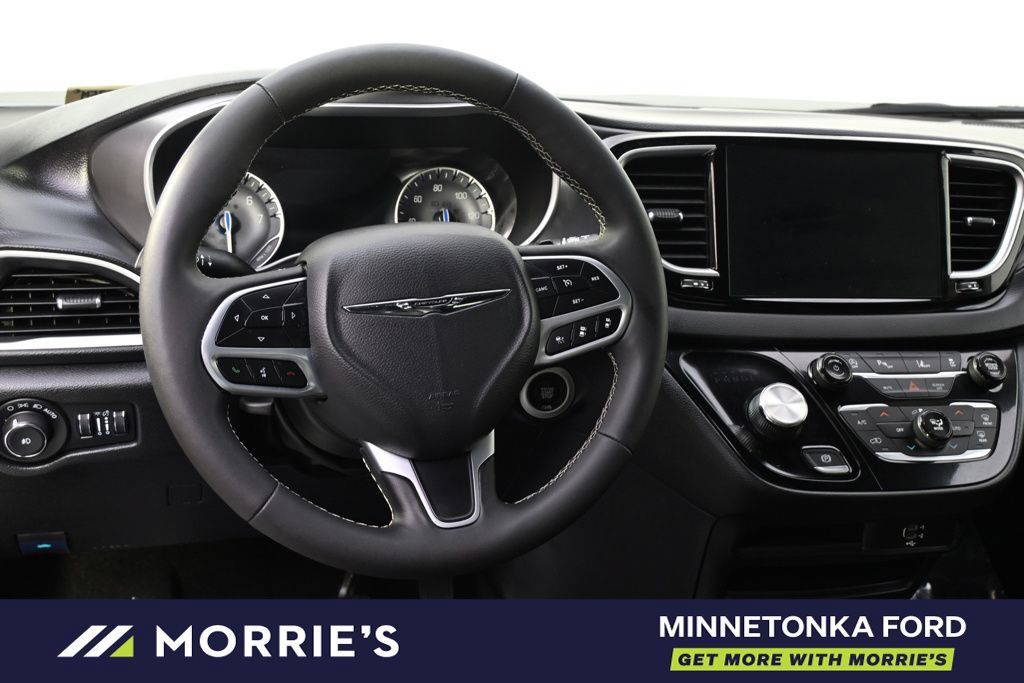 Used 2026 Chrysler Pacifica Select FWD image 14