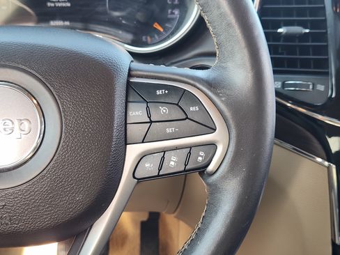 Used 2020 Jeep Grand Cherokee Overland AWD/4WD image 29