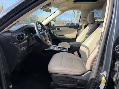 Used 2022 Ford Explorer XLT w/ Equipment Group 202A image 17