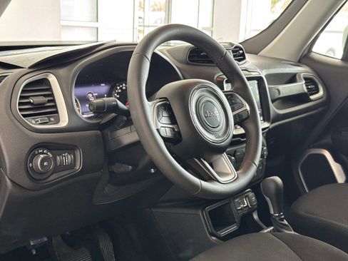Used 2018 Jeep Renegade Latitude w/ UConnect 8.4 Nav Group FWD image 15