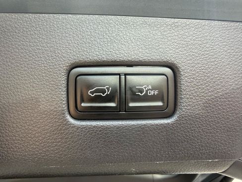 Used 2024 Kia Carnival EX FWD image 7