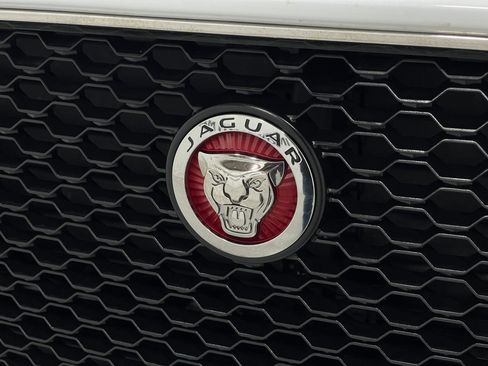 Used 2018 Jaguar F-PACE Premium image 40