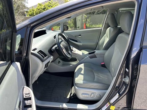 Used 2013 Toyota Prius Four FWD image 2