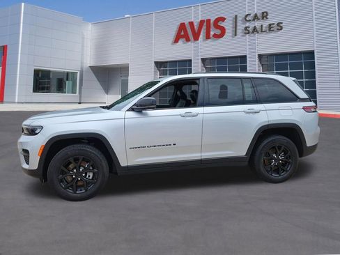 Used 2025 Jeep Grand Cherokee Altitude AWD/4WD image 2