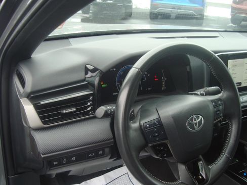 Used 2025 Toyota Camry SE image 13