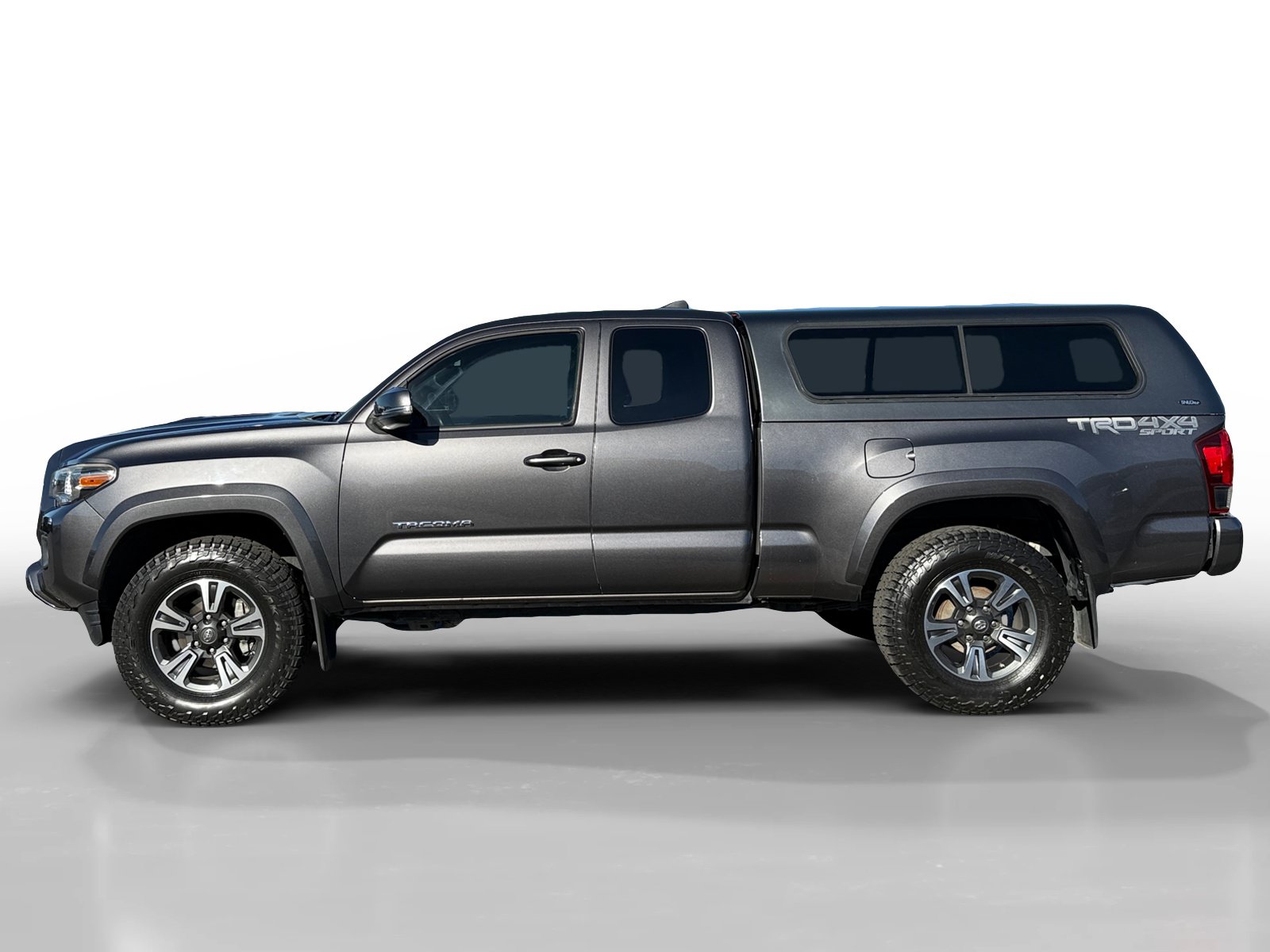 Used 2018 Toyota Tacoma TRD Sport AWD/4WD image 2