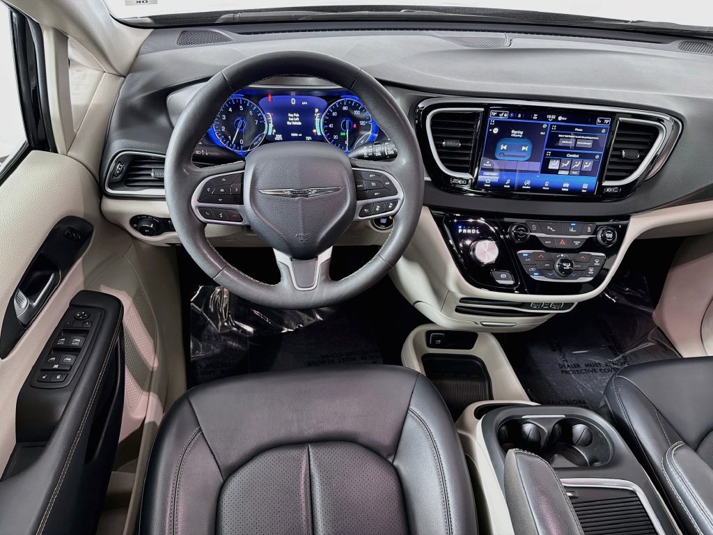 Used 2024 Chrysler Pacifica Touring-L FWD image 21
