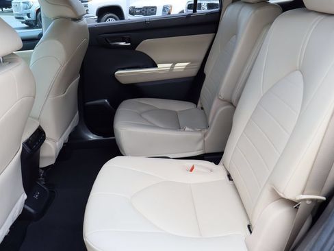 Used 2023 Toyota Highlander XLE FWD image 25