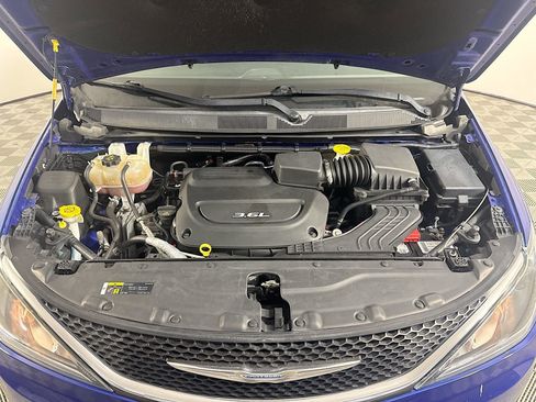 Used 2018 Chrysler Pacifica Touring-L FWD image 37